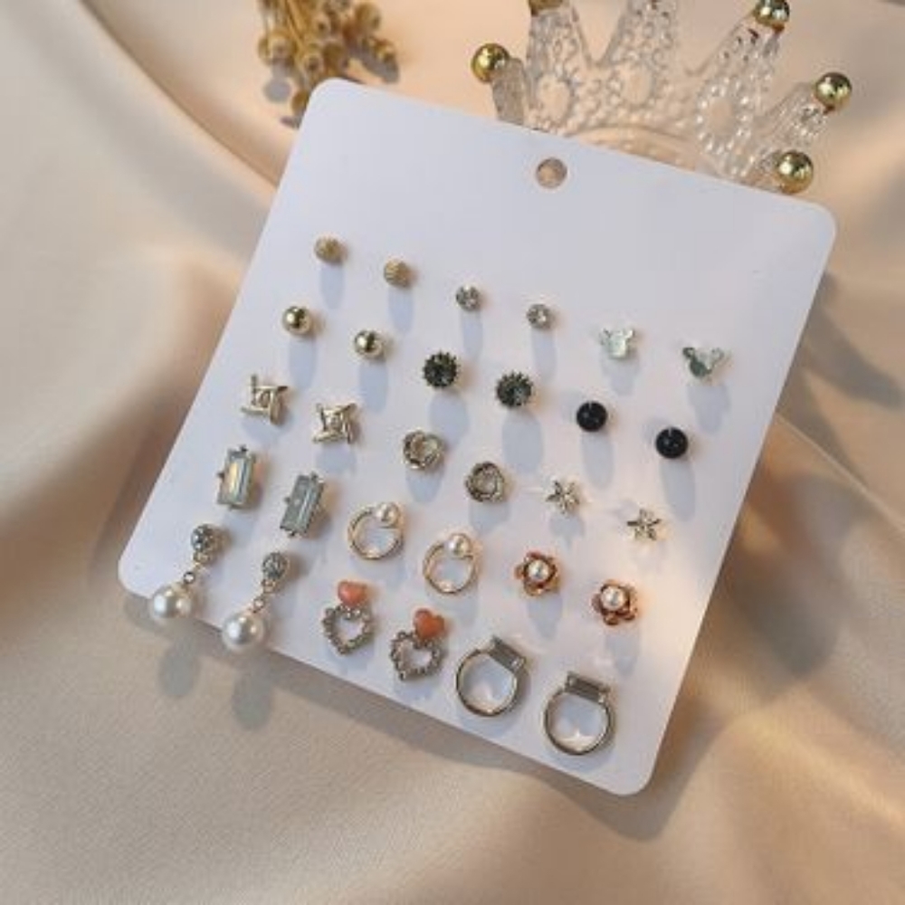 Pack of stud earrings